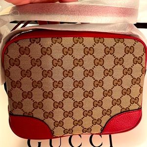 GUCCI RED CAMERA BAG W GUCCI MONOGRAM PRINT 😍😍